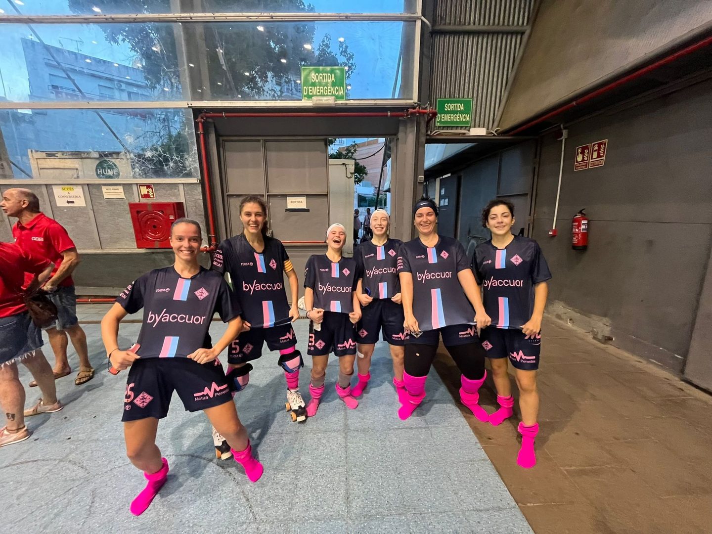 Equipo femenino del Club Patí Vilafranca con la equipación byaccuor